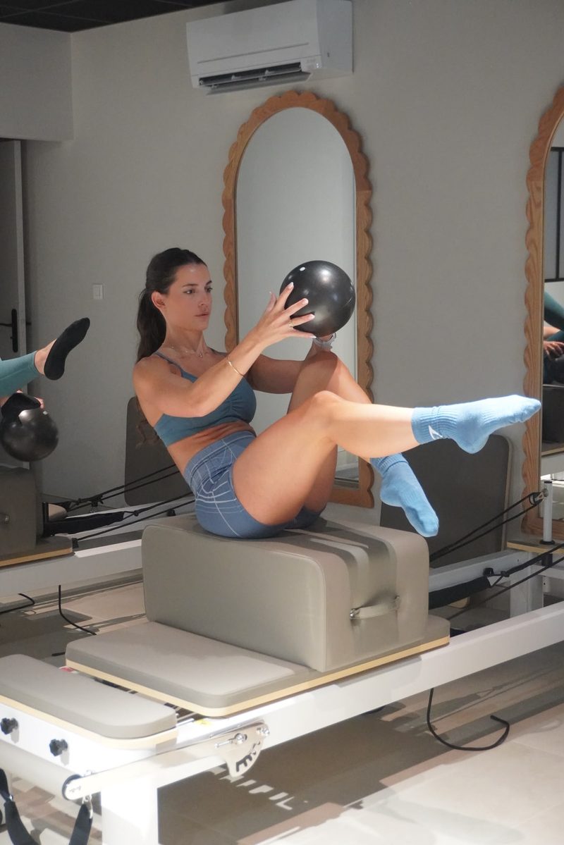 Cours de Pilates Reformer au studio Daisyworld à Mandelieu-la-Napoule