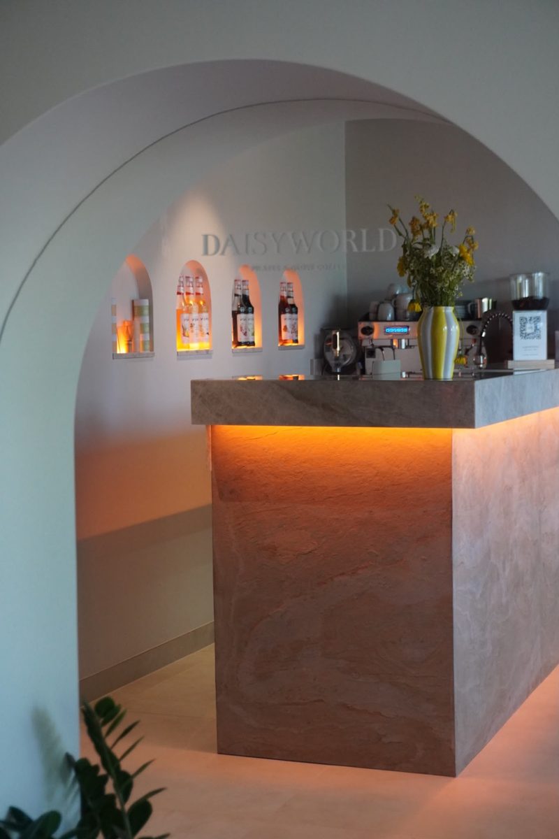 L'arche et le comptoir du Glow Coffee, studio Daisyworld à Mandelieu