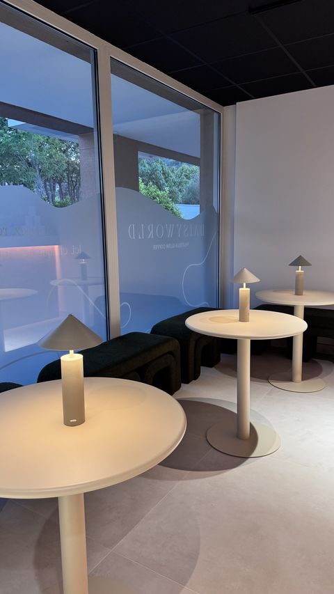 Tables rondes et fauteuils de l'espace Glow Coffee du studio Daisyworld, Mandelieu-la-Napoule