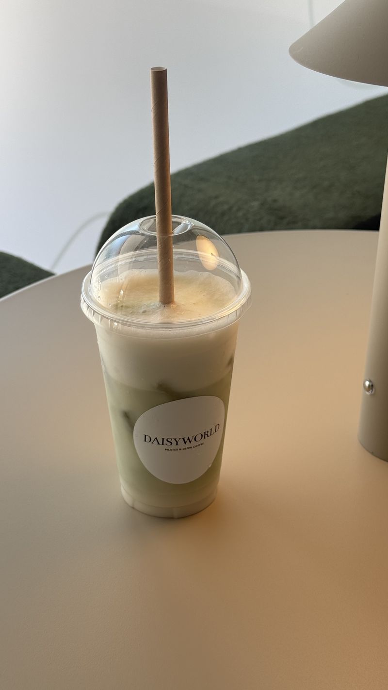 Matcha latté du Glow Coffee Bar de Daisyworld à Mandelieu-la-Napoule