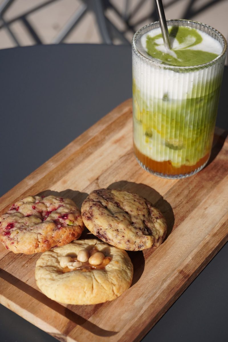 Matcha latté et cookies du Glow Coffee, Daisyworld Mandelieu-la-Napoule