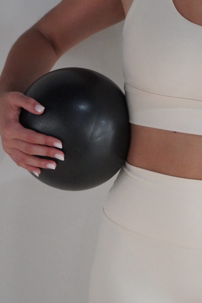 Ballon de Pilates utilisé en cours au studio Daisyworld à Mandelieu