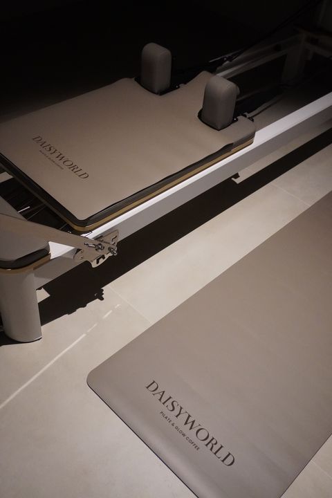 Reformer et tapis signature Daisyworld dans le studio de Pilates de Mandelieu