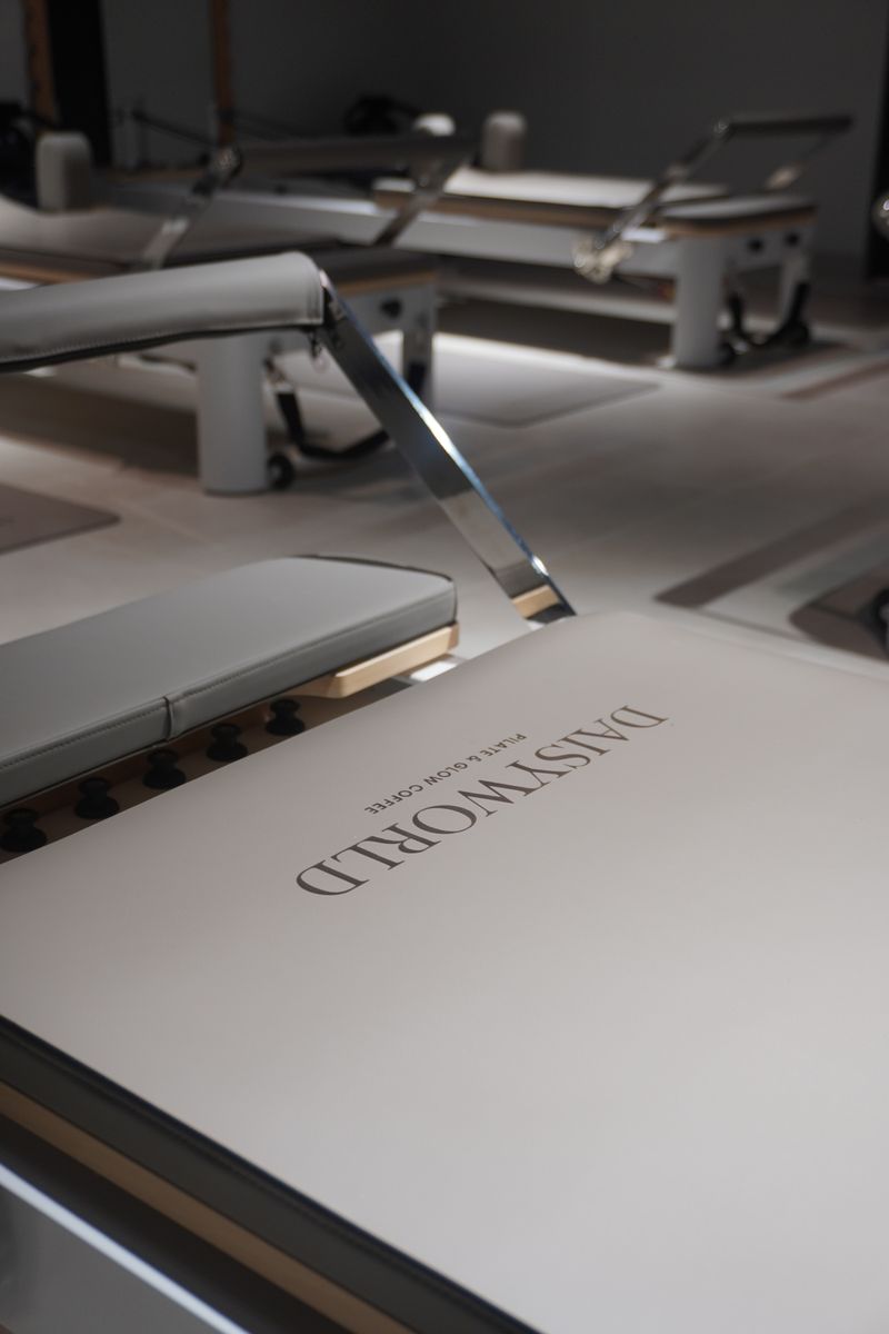 Détail d'un reformer Pilates Daisyworld : chariot, ressorts et tapis signature du studio de Mandelieu