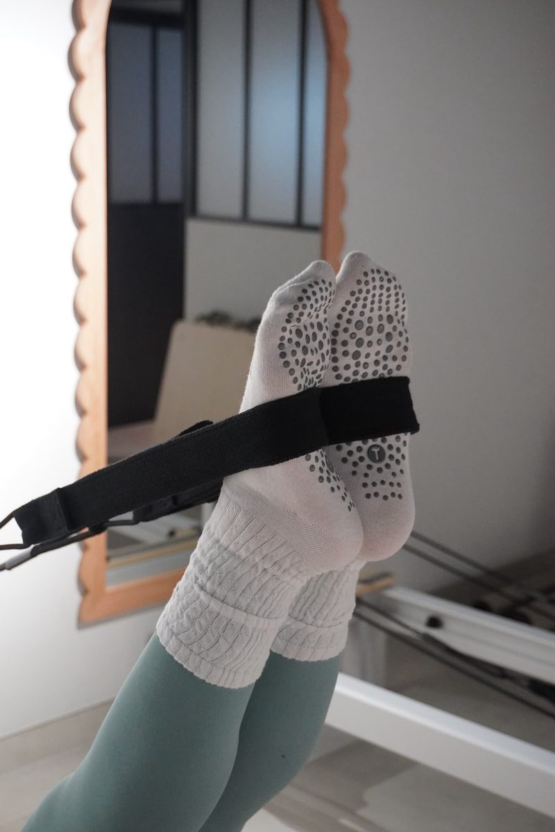 Travail des jambes en sangles sur reformer, studio Daisyworld Mandelieu