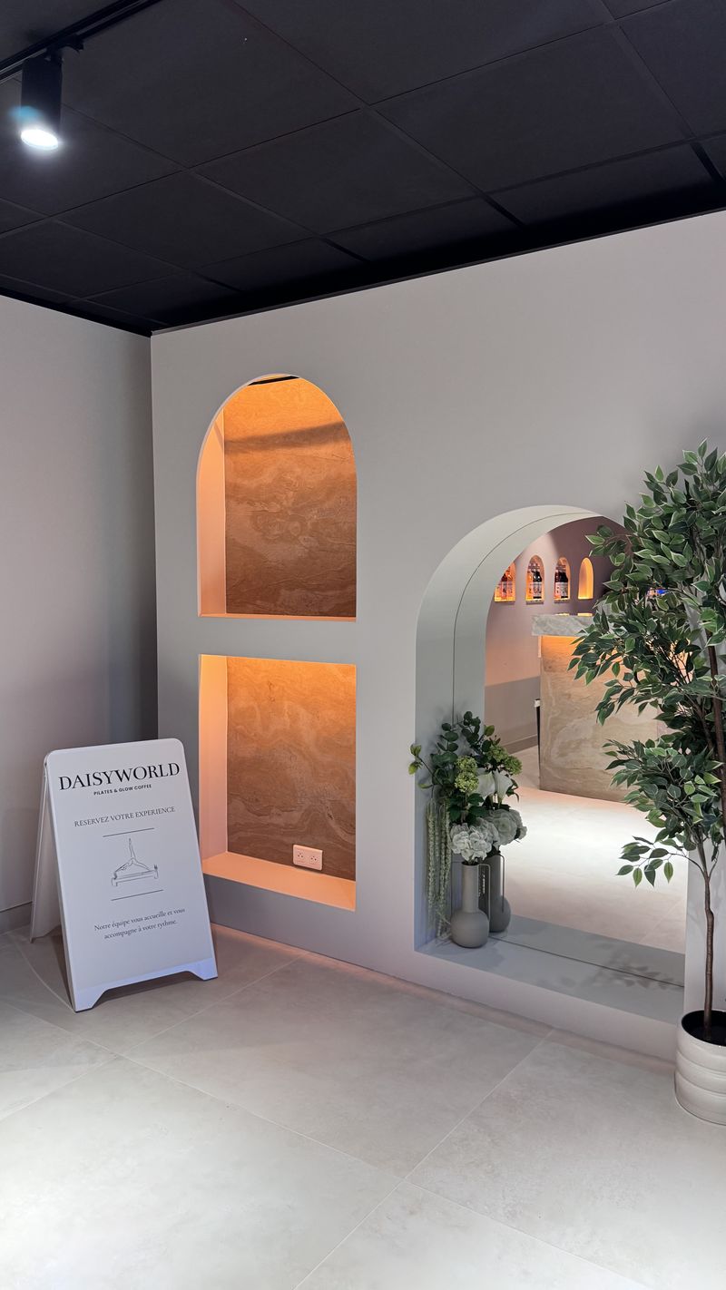 Le sanctuaire Daisyworld : arche lumineuse et matières douces dans le studio de Pilates à Mandelieu